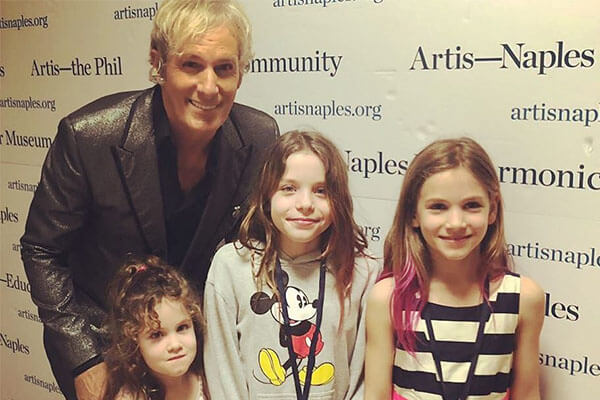 Image of Michael Bolton with his daughters