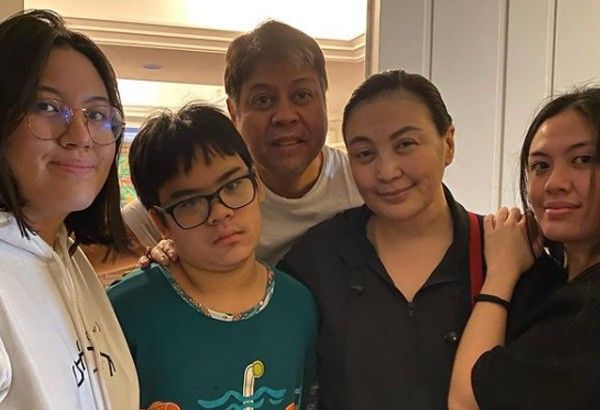 Image of Sharon Cuneta with her husband, Kiko Pangilinan, and their kids