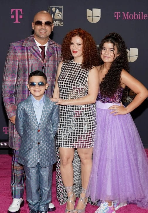 Image of Wisin with his wife, Yomaira Ortiz Feliciano, and their kids